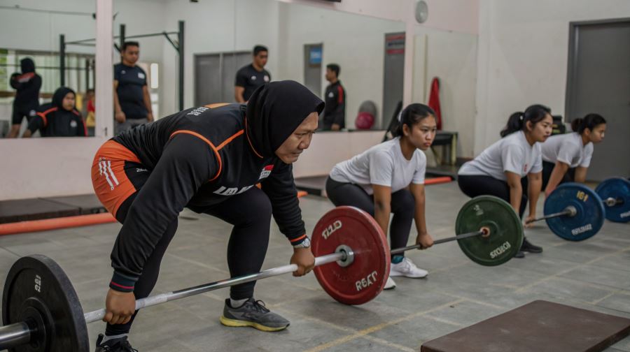 8 Teknik Dasar Olahraga yang Wajib Dikuasai Pemula untuk Performa Optimal 8 Teknik Dasar dalam Angkat Beban