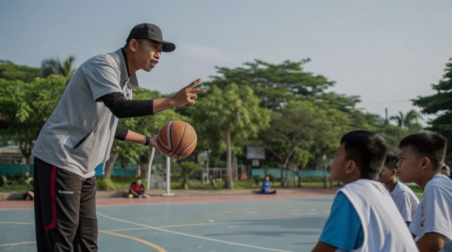 8 Teknik Dasar Olahraga yang Wajib Dikuasai Pemula untuk Performa Optimal 7 Teknik Dasar dalam Basket