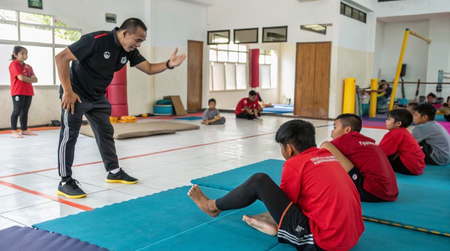 guru PJOK mengajar senam lantai